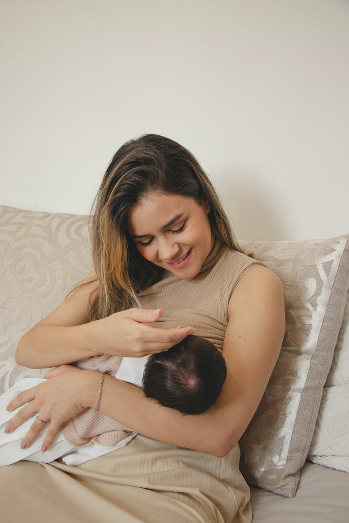 Nurturing a Smooth Transition: Introducing Bottles to Breastfeeding Babies